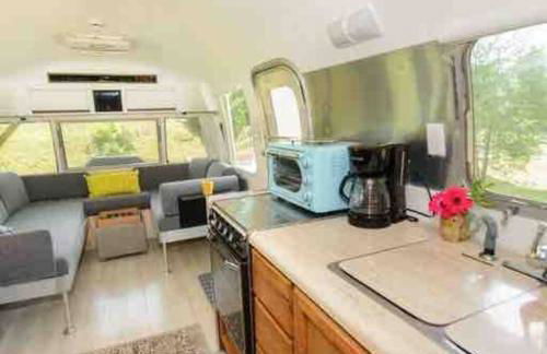 Airstream at a Petting Zoo w/ Hot Tub - Foto 3