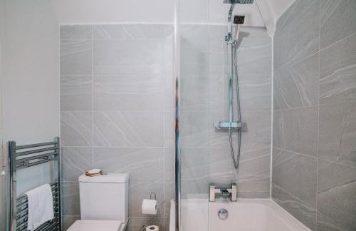 Spacious 4-bed Ample Parking Fast WiFi Contractor Family Friendly - Photo 35