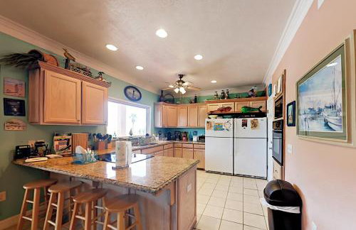 Escape Ocean View l Large Deck Sleeps 10 - Foto 16