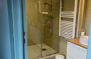 Au cœur du vieux Toulon au calme appartement rénové climatisé confortable étage élevé avec ascenseur proche parking et toutes commodités - Foto 9