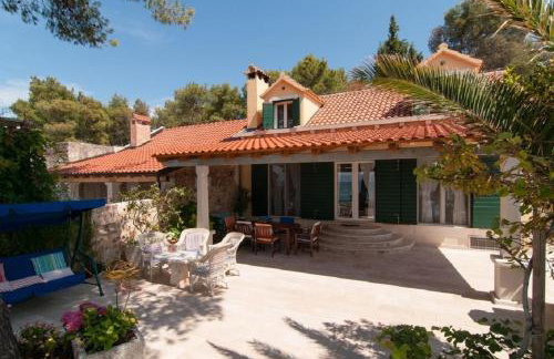 Deluxe Villa Sirena on the beach with Pool - Photo 13