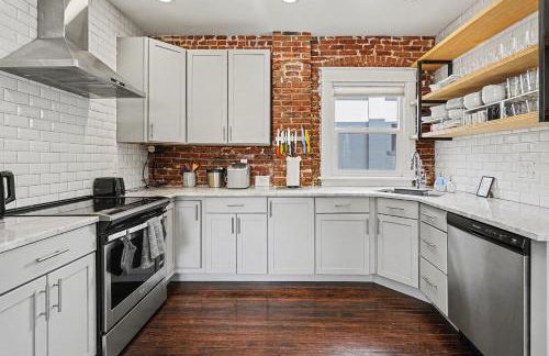 5-Bedroom Victorian Home Private Yard Sleeps 10 - Photo 8