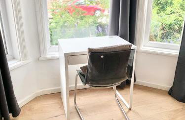 Purple Blossom, 2 bed apartment, Wi-Fi, near Didsbury, free parking - Foto 13