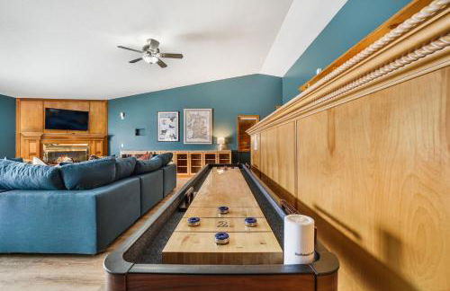 6BR Houghton Lake House with Indoor Pool, Hot Tub and Golf Simulator - Photo 23