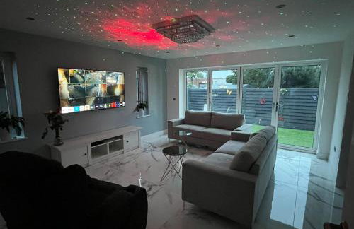 Modern 4 Bedroom Stylish Villa with out-door Hot Tub - Foto 12