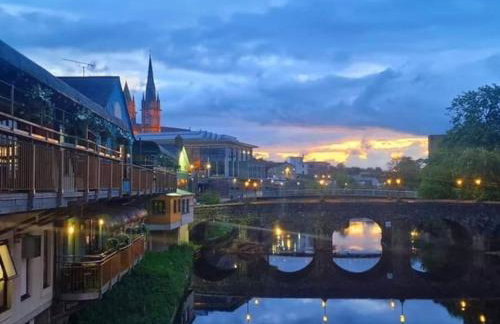 Centrally located 2 bedroom house with garden - Photo 13