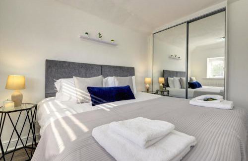 LastMinOffer 10pc Off I A Lovely Executive Home for Families or Contractors I A Lovely Garden and Parking Space I Wifi I Early check-in or Long Term Rates Available I SILVA Short Term Lets 4 out of 5 from over 650 stays - Photo 33