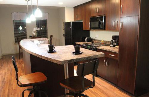 Old Fort Loft King & Queen suites nearest accomodation to Marshals Museum power your EV for free! - Foto 11