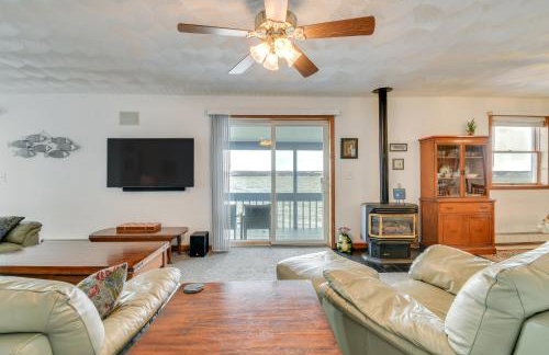 Boat, Grill and Unwind Lakefront Cayuga Home! - Foto 6