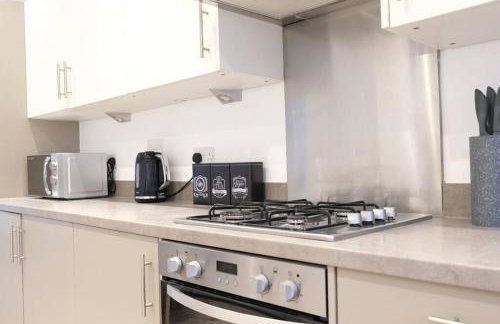 Prime Location - 4 Bedroom 3 Bathroom House - Sleeps up to 8 - Free Parking, Fast Wifi, Balcony, Smart TV and Private Garden by Yoko Property - Foto 18