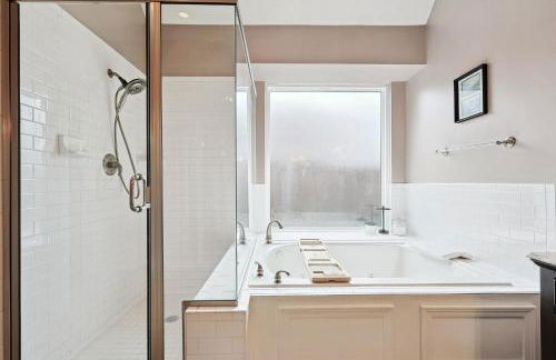 DFW Getaway - 4 Bedrooms Pool Oasis Media Room - Photo 23