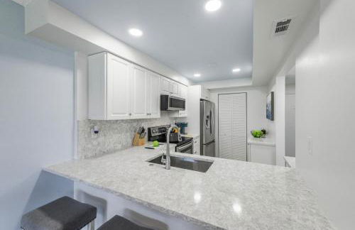 Walkout condo with beach access, pool and pickleball - Foto 10