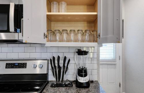 Stylish Hot Tub Retreat BBQ Yard Games WiFi Pets - Foto 16