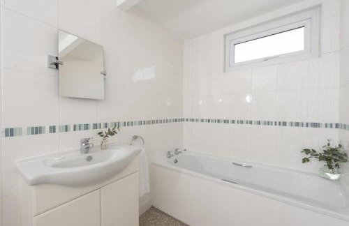 Bridge Apartment - Free Parking & WiFi - Near Perranporth Beach - Foto 20