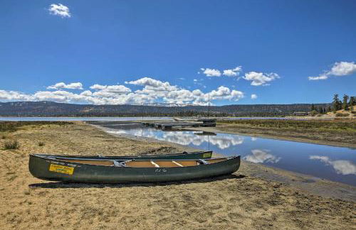 Walk to Lake Cabin with Deck and Views in Fawnskin - Foto 2