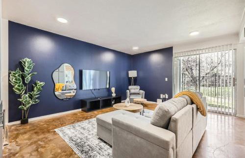 Your Cozy King Suite Getaway - Sleeps 4 - Pool, Prkg - Foto 1