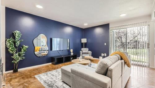 Your Cozy King Suite Getaway - Sleeps 4 - Pool, Prkg - Foto 1