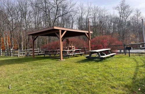 Stylish and Cozy Cabin, Walking Distance to Big Bass Lake - Foto 46