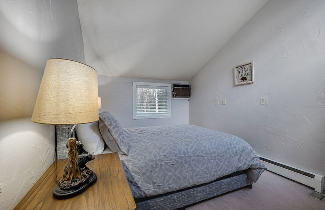 Killington Mountain Home! HotTub & 5 min to Skiing! 3 Bedroom Home by RedAwning - Foto 10