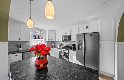 3BR Overland Park Home with Patio and Waterfall Pond - Foto 27