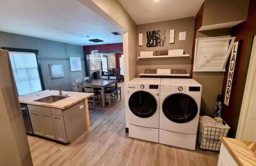 King Bed In Main Floor - Downtown Vacation Rental - Foto 56