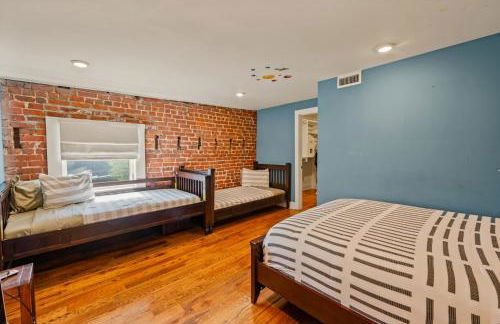 Modern 3BR Condo Walk to Downtown and UT with Parking - Foto 30