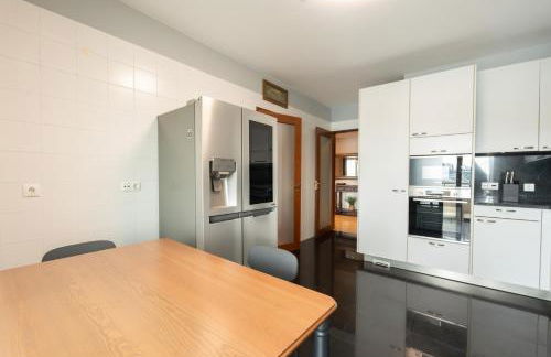 Elegant Riverfront Flat | Pool & Sports by Host Wise - Foto 30