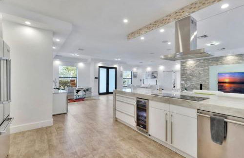 Lynoras Luxe Estate 3 bedroom 3 bath with Modern Design and Heated Pool - Foto 21