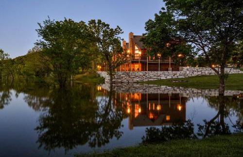 Luxury Lakefront Chalet Resort 2 Pools FREE Amenities Dock MiniGolf Waterslide - Foto 27