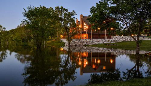 Luxury Lakefront Chalet Resort 2 Pools FREE Amenities Dock MiniGolf Waterslide - Foto 1