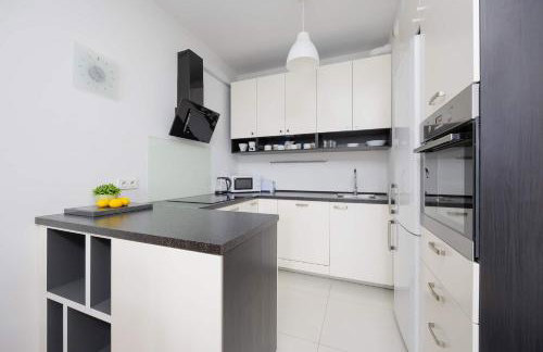 Modern Apartment in Warsaw with Parking and Balcony by Noclegi Renters - Photo 12