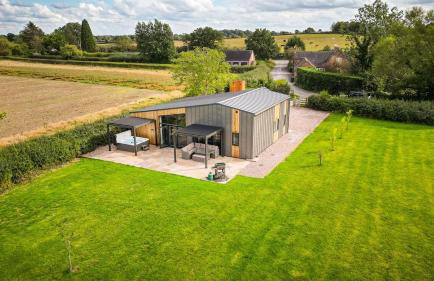 PRIVATE LUXURY BARN IN ITS OWN 0.75ACRES - Photo 11