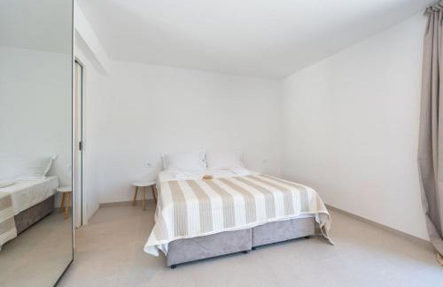 Green & Blue Five Bedroom Villa with Private Pool and Complete Privacy - Photo 31