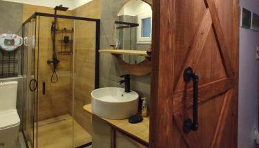 Kasoni Home , Απόλυτα κεντρικό διαμέρισμα μπροστά στη λίμνη - Foto 5, Shower