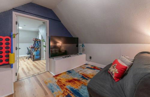 Pool Table, Arcade, Darts, 3 Car Garage, Sleeps 20 - Photo 40