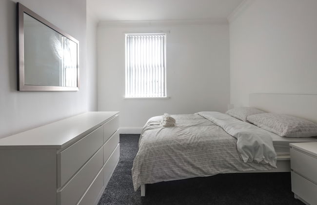 Spacious 4 Bed House in Birmingham, Suitable for Contractors - Photo 12