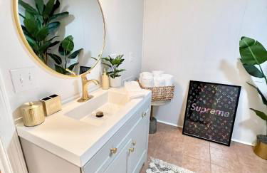 Luxury 4 bedroom 2 bath Lake Views - Photo 33