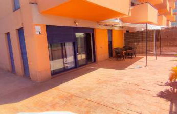 Piso planta baja y gran patio con piscina comunitaria de alquiler temporal - Foto 1