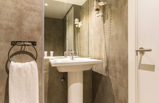 Apartamentos Recoletos - Photo 10