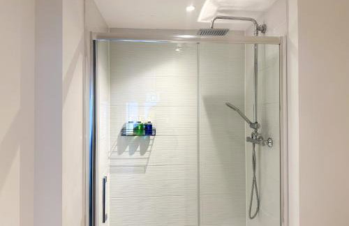 Luxury 2 Bedroom City Centre Apartment - Secure Parking - Amazing location! - Foto 18