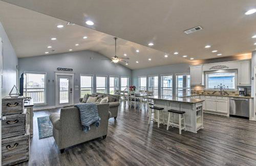 Group Getaway with Deck, Steps to Crystal Beach! - Foto 4