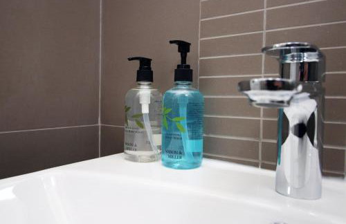 New Cardiff Bloc Exclusive Apartments By Prime Stays - Shops and Parking - Great for Groups and Families - Foto 79