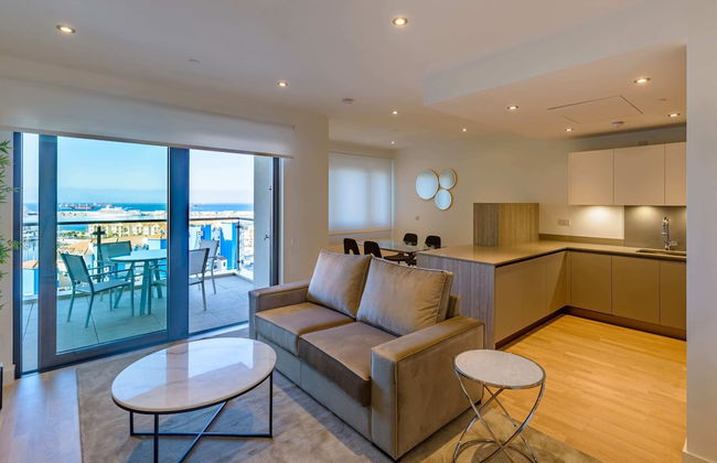 Luxury Modern Apartment With Exceptional Views! Hosted by Sweetstay - Photo 18