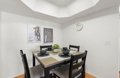 Mid-Century, Two-story with private Balconies & Pool view - Foto 7