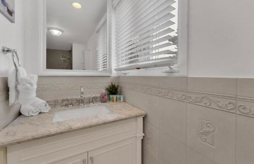 Fire and Fun Luxe Stay w Pool Hot Tub and Game Room - Foto 21