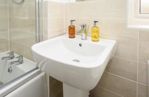 Cosy 5 Bedroom House With Parking - Foto 25