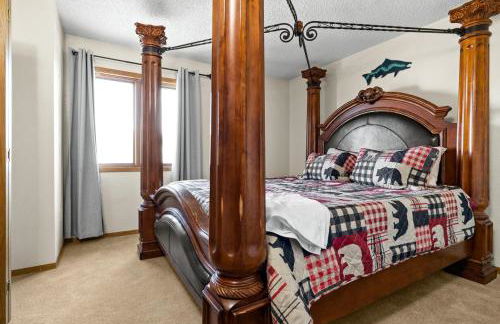 Alaskan WolfDen Close to airport centrally located - Photo 7