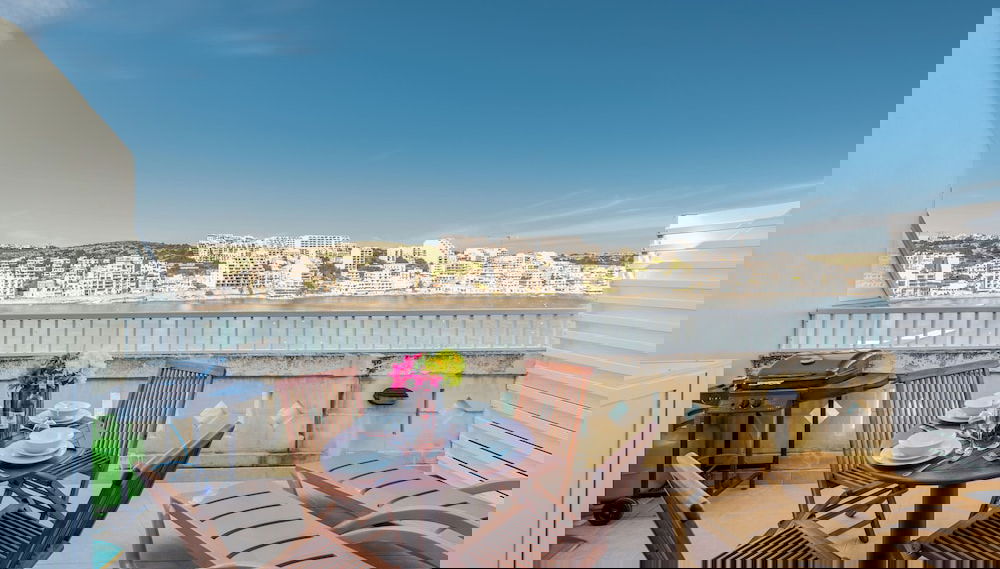 Blue Harbour – Seafront Self-Catering Holiday Penthouse – St Paul’s Bay - Foto 1, Profilbild