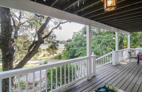 Remodeled Historic Lakefront Gem Overlooking Lake Travis and Jones Brothers Park *Great for Families and Groups* - Foto 18
