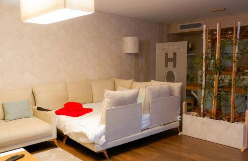 Luxury 2BR Spacious & Stylish with Patio near Metro - Foto 9